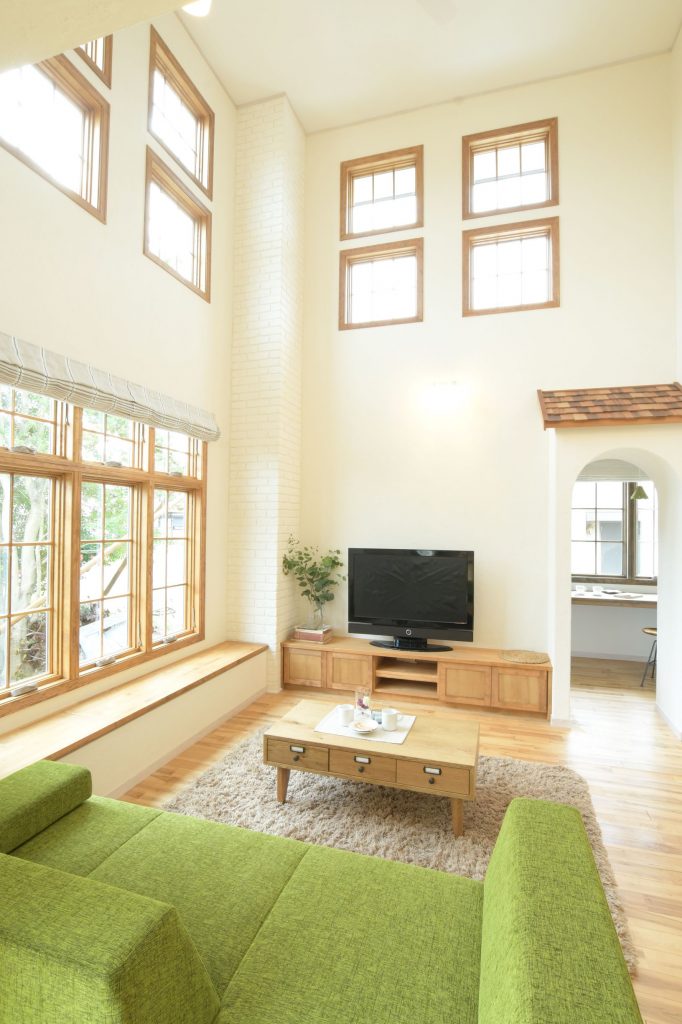 吹き抜けのあるお家 ヨーロッパ生まれの漆喰 塗り壁材エスタコウォール