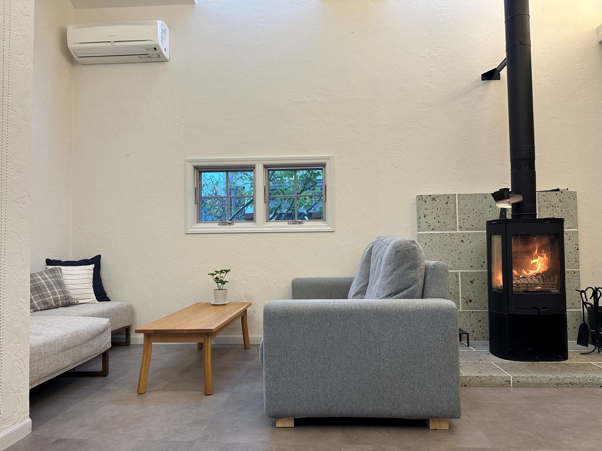 塗り壁と薪ストーブ