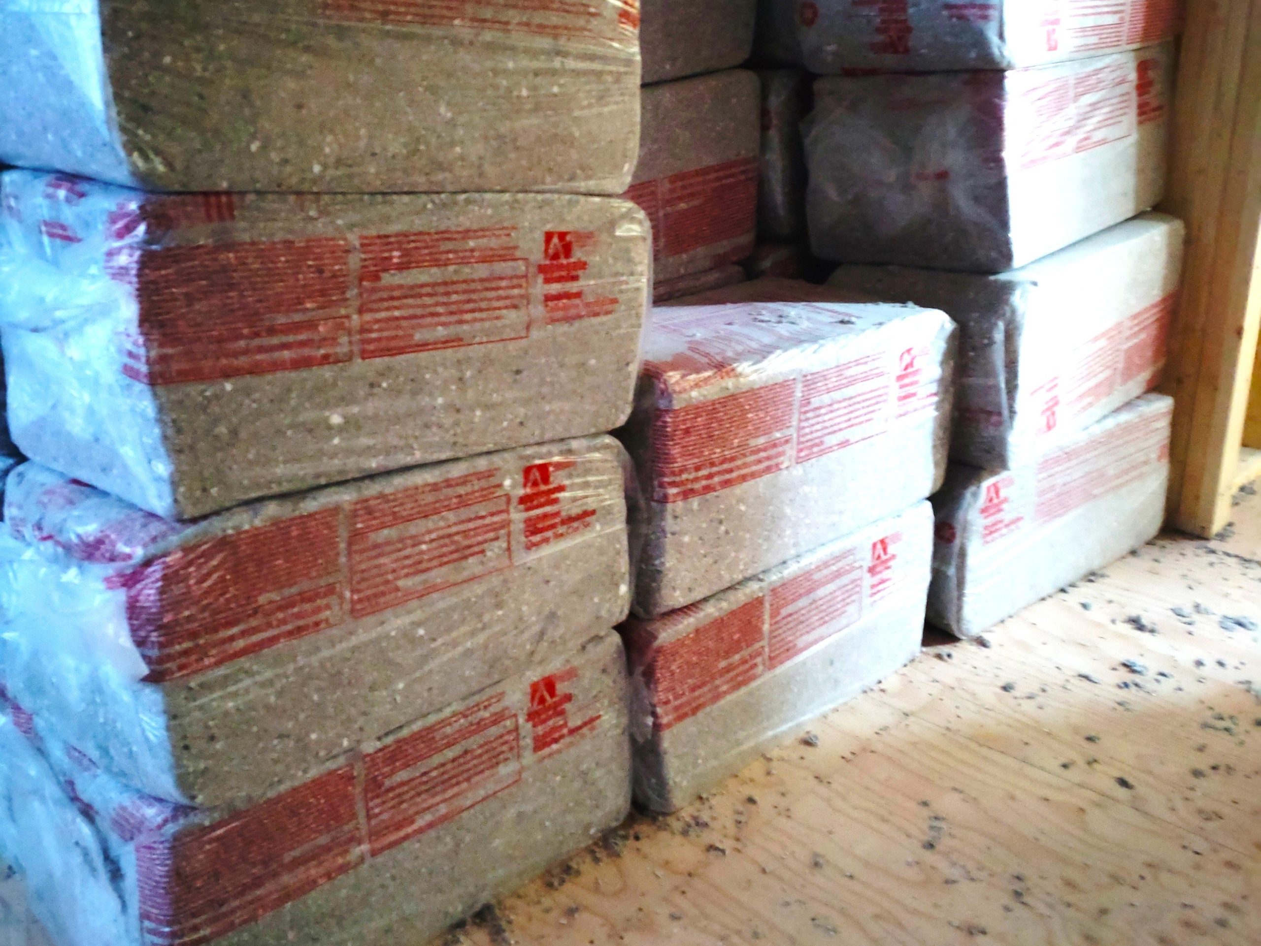 充てん断熱材「吹付セルローズ」の施工現場